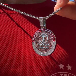 כדורגלן עונד תליון הפועל תל אביב