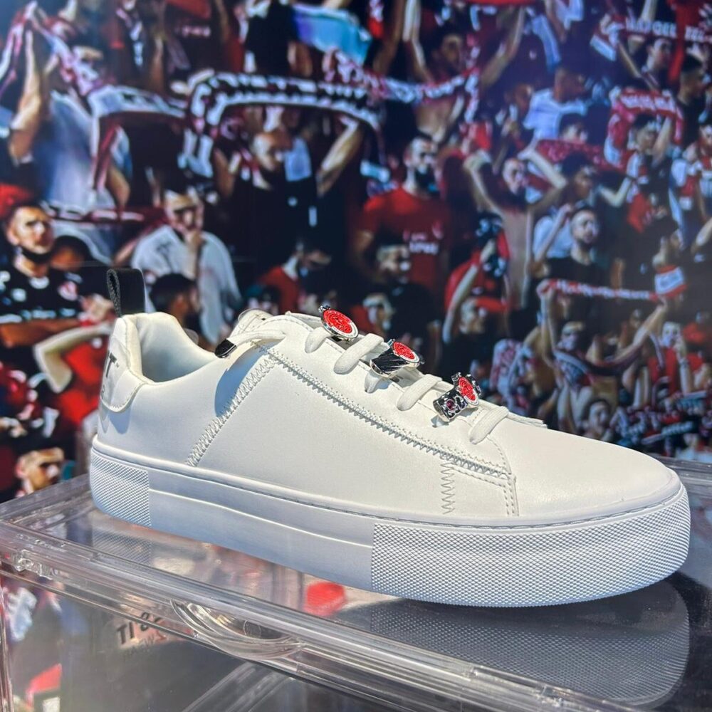 זוג תכשיטים לנעליים מכסף עם לוגו של קבוצת כדורגל הפועל תל אביב זוג תכשיטים לנעליים מכסף עם לוגו של קבוצת כדורגל הפועל תל אביב על נעל סניקרס לבנה