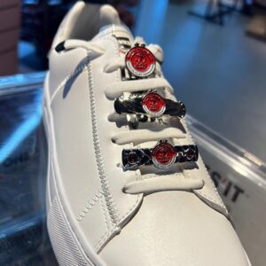 זוג תכשיטים לנעליים מכסף עם לוגו של קבוצת כדורגל הפועל תל אביב על נעל סניקרס לבנה